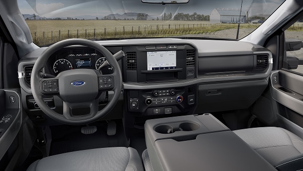 Interior de Ford Super Duty Chasis con tablero, volante y pantalla central, mostrando el puesto del conductor.